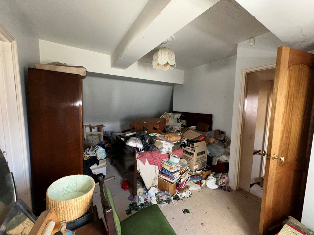 Lot: 227 - THREE-BEDROOM OLD SCHOOL UNIT WITH POTENTIAL - Bedroom Three
